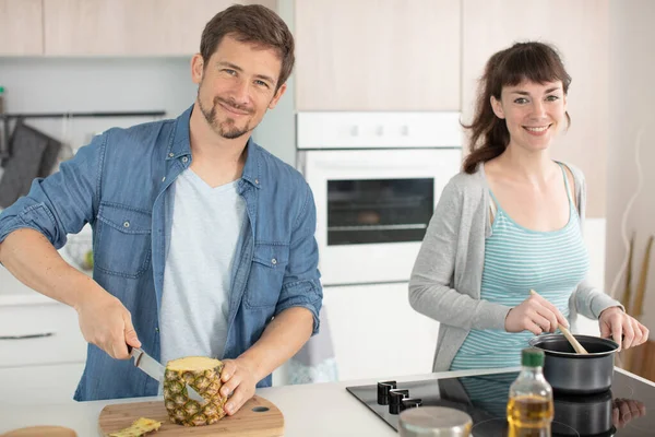 Paar Bereitet Gemüse Für Das Mittagessen — Stockfoto