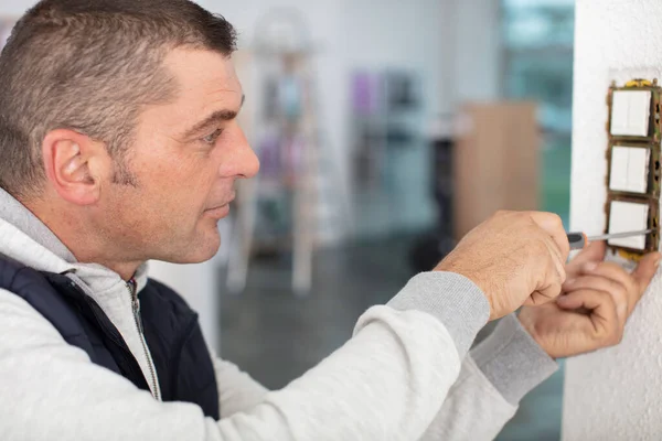 Giovane Elettricista Che Installa Presa Elettrica Parete Con Cacciavite — Foto Stock