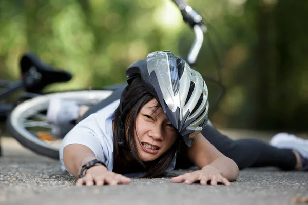 Mulher Ativa Caiu Sua Bicicleta — Fotografia de Stock