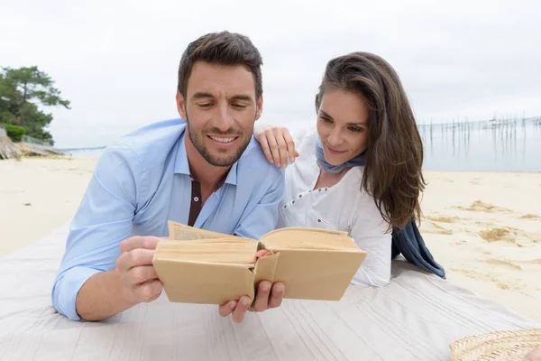 Casal Praia Livro Leitura — Fotografia de Stock