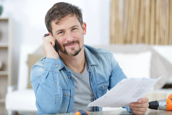 Experto Bricolaje Masculino Usando Teléfono Inteligente Instrucciones Retención — Foto de Stock