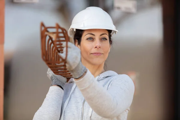 Trabalhador Feminino Construção Civil Que Trabalha Com Estrutura Metálica — Fotografia de Stock