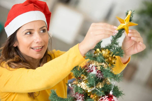 Güzel Kız Noel Ağacına Bir Yıldız Asar — Stok fotoğraf