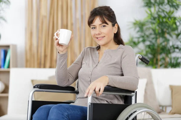 Feliz Mujer Incapacitada Beber Café — Foto de Stock