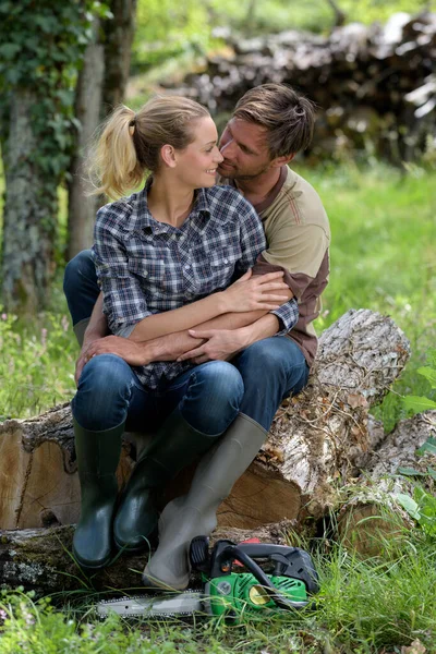 Belo Casal Feliz Está Beijando Natureza — Fotografia de Stock