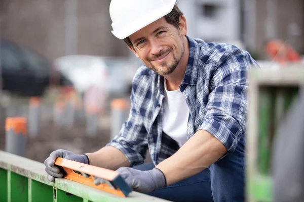 Trabajador Construcción Masculino Utilizando Nivel Espíritu Sitio — Foto de Stock