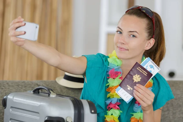 Hermosa Joven Turista Tomando Divertido Selfie Con Pasaporte —  Fotos de Stock