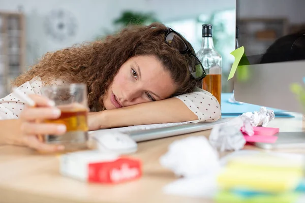 Betrunkene Junge Frau Büro Unter Alkoholeinfluss — Stockfoto