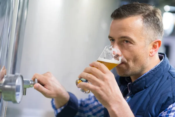 Vista Lateral Homem Loiro Olhando Para Cerveja Ofício Escuro — Fotografia de Stock