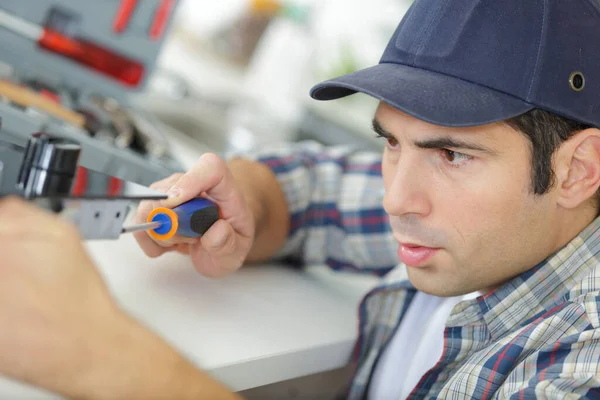 Koncentrerad Man Som Arbetar Elektrisk Anläggning — Stockfoto