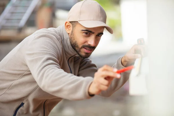 Jeune Homme Travailleur Sur Chantier — Photo