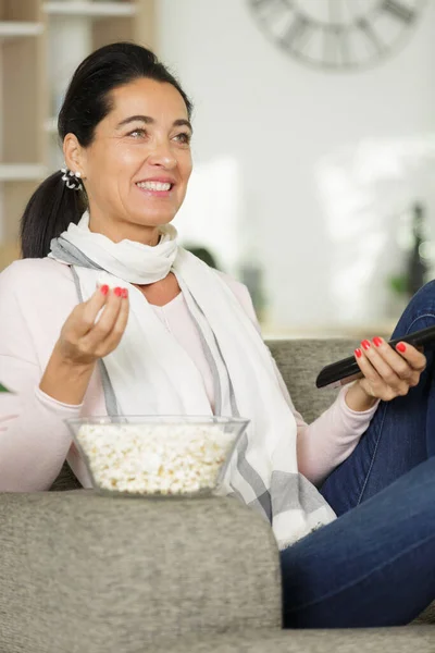 Porträt Einer Frau Die Popcorn Isst — Stockfoto