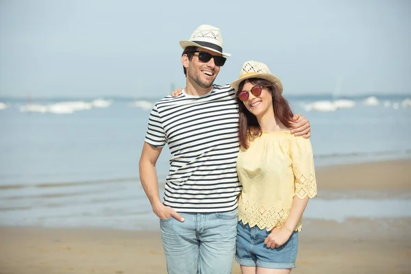 Mooi Duizendjarig Paar Aan Het Strand — Stockfoto