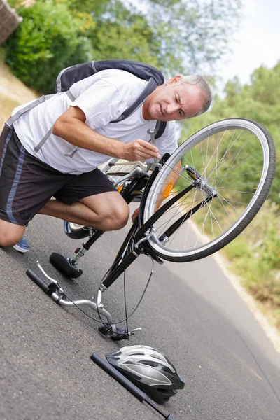 Homme Mûr Réparer Vélo Extérieur Sur Surface Tarmac — Photo