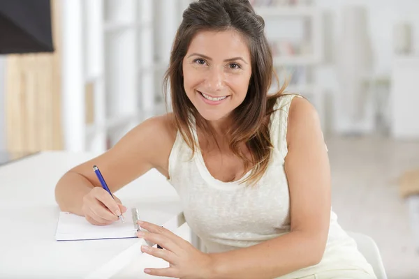 Una Mujer Está Notando Algo — Foto de Stock