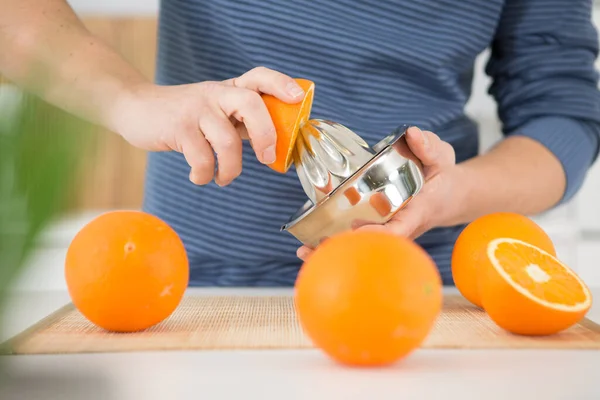 Nahaufnahme Vom Menschen Der Orangensaft Herstellt — Stockfoto