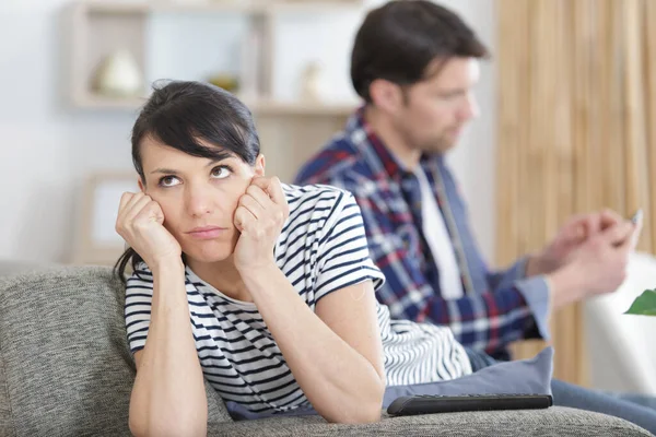 Arg Kvinna Med Sina Pojkvänner Beroende Mobiltelefon Beteende — Stockfoto