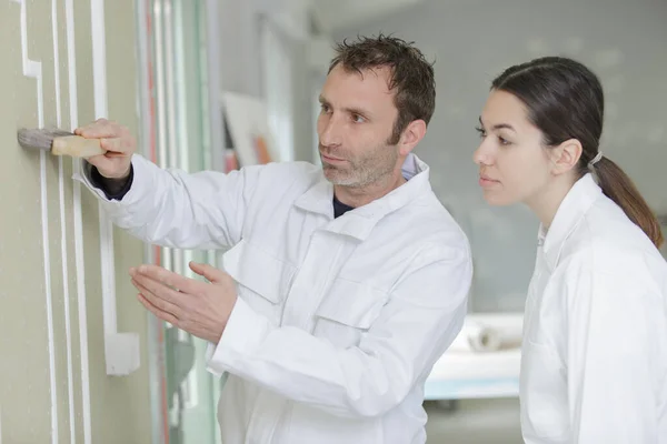 Female Apprentice Decorator Training — Stock Photo, Image