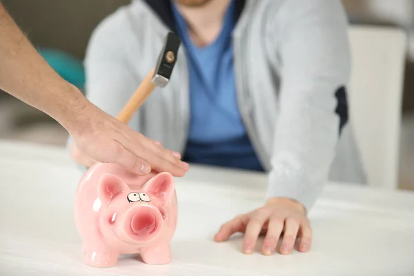 Hand Stoppen Persoon Van Het Breken Van Piggybank Met Hamer — Stockfoto