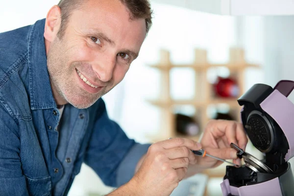 Professionele Werknemer Vaststelling Koffiezetapparaat — Stockfoto