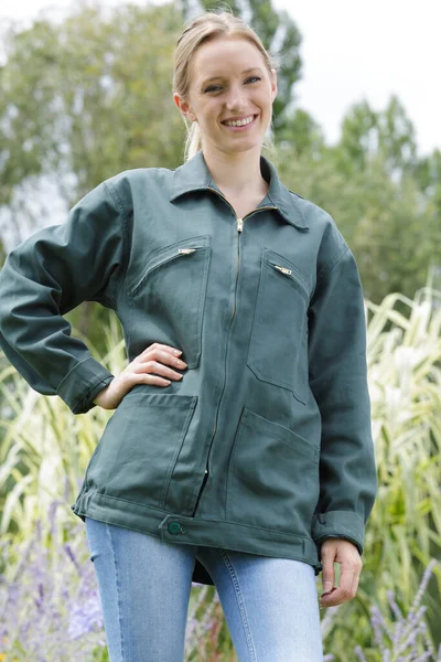 Jardinero Femenino Sonriendo Posando — Foto de Stock