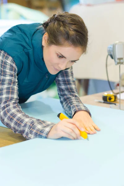 Scharfe Fräse Frauenhand — Stockfoto