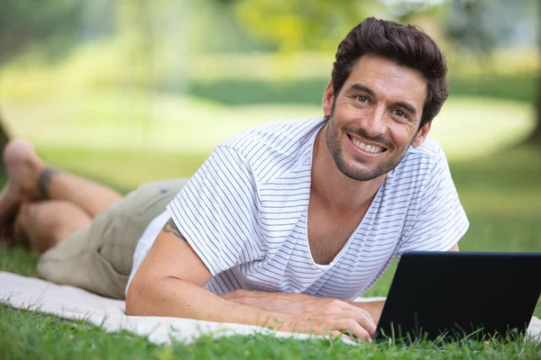 Hombre Guapo Disfrutando Día Soleado —  Fotos de Stock