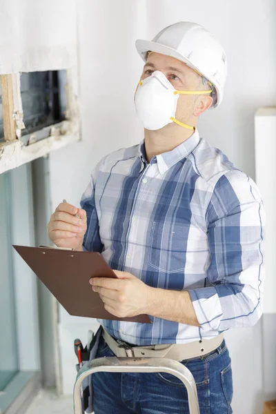 Inspector Wearing Mask While Assessing Property — Stock Photo, Image