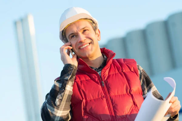 Engenheiro Civil Falando Smartphone Livre — Fotografia de Stock