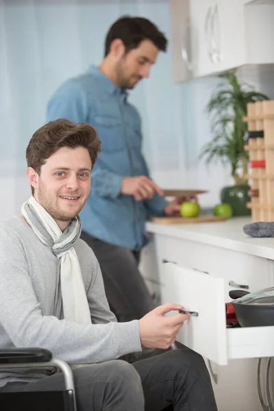 Jonge Gehandicapte Man Bereidt Eten Keuken — Stockfoto