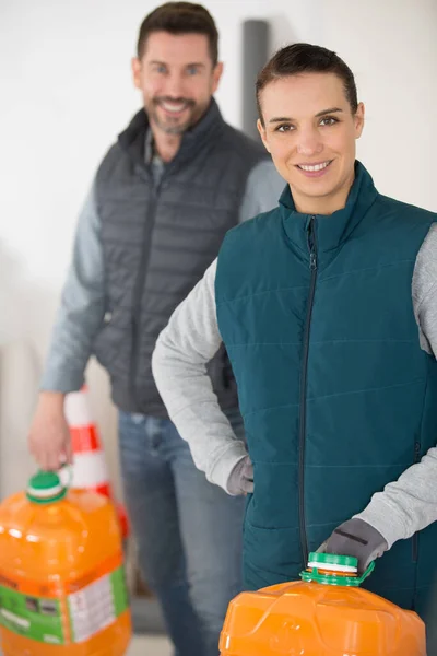 Werknemers Met Een Plastic Vloeistoftank — Stockfoto