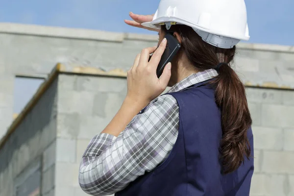 Kvinnlig Ingenjör Bär Skyddshjälm Telefonen — Stockfoto