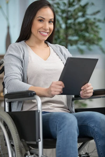 Evinde Tabletle Tekerlekli Sandalyede Mutlu Bir Kadın — Stok fotoğraf
