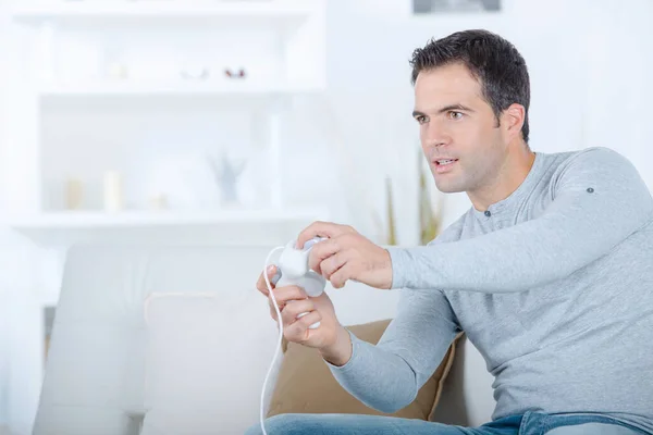 Hombre Está Jugando Juego Ordenador — Foto de Stock