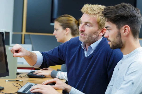 Twee Mensen Die Werkplaats Werken — Stockfoto