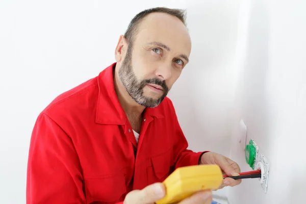 Eletricista Uma Tomada Parede Com Multímetro Eletrônico — Fotografia de Stock