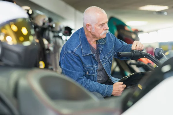 Senior Muž Obchodě Motocykly — Stock fotografie