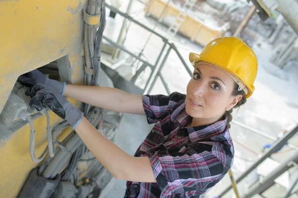 Vrouwelijke Technicus Van Een Cementfabriek — Stockfoto