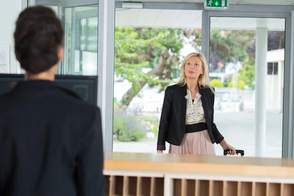 Vrouw Die Incheckt Bij Receptie Van Een Hotel — Stockfoto