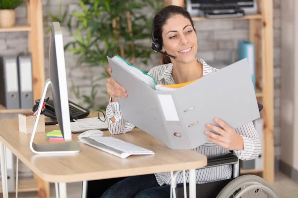 Frau Sitzt Rollstuhl Und Arbeitet Modernen Büro — Stockfoto