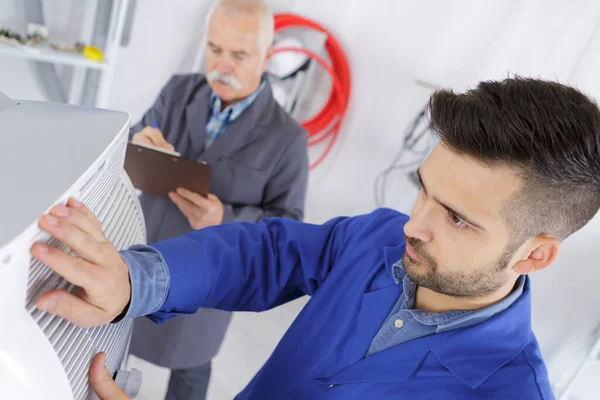 Portret Van Een Airco Reparateur — Stockfoto