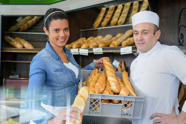 Porträt Des Bäckers Und Seiner Assistentin Der Bäckerei — Stockfoto