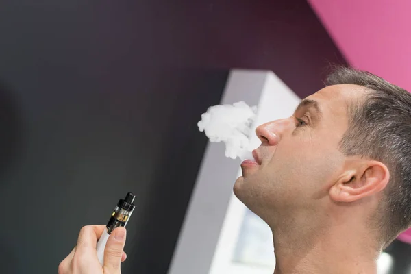 Uomo Espirare Vaporizzare Sigaretta — Foto Stock