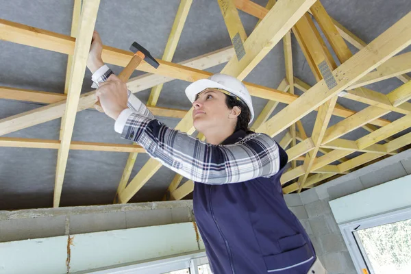 Uma Mulher Trabalhadora Renovação Sala Trabalho Carpinteiro — Fotografia de Stock