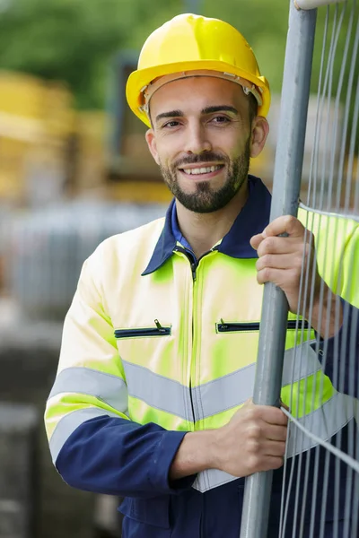 Retrato Trabalhador Construção Ficou Por Cerca Metal — Fotografia de Stock