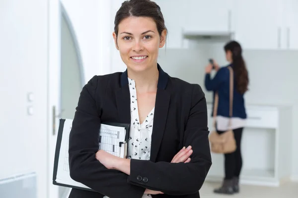 Retrato Agente Imobiliário Feminino Dentro Propriedade Residencial — Fotografia de Stock