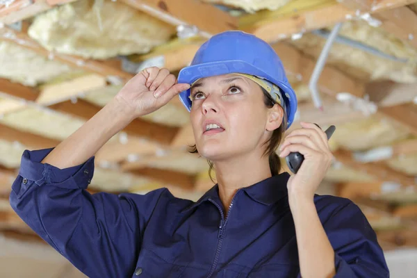 Preoccupato Donna Costruttore Utilizzando Walkie Talkie — Foto Stock