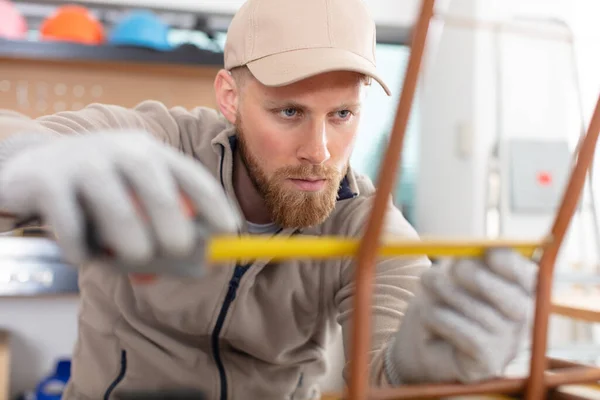 Male Worker Measures Copper Pipe — Stock Photo, Image