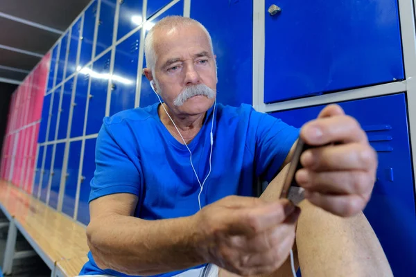 Senior Man Fitness Klubb Omklädningsrum — Stockfoto