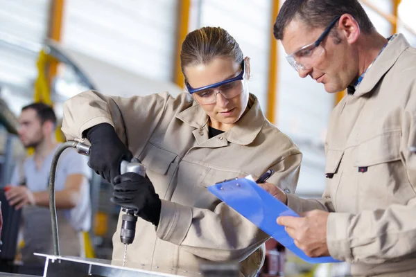 Mann Und Frau Einer Fabrik — Stockfoto